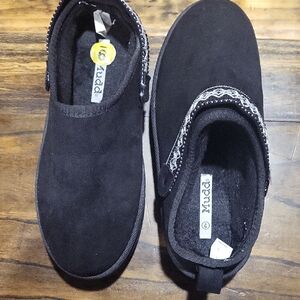 Mudd Black Slip-On Shoes with Patterned Trim Sz 9 Like New